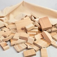 나무에 다양한 나무조각 창의적인 나무조각 놀이